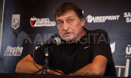 Julio César Falcioni brindó su segunda conferencia de prensa como entrenador del Club Atlético Colón y reveló varios detalles sobre negociaciones por refuerzos, pretemporada y probable once titular para el inicio del campeonato. Julio César Falcioni brindó su segunda conferencia de prensa como entrenador del Club Atlético Colón y reveló varios detalles sobre negociaciones por refuerzos, pretemporada y probable once titular para el inicio del campeonato.