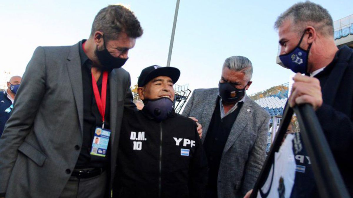 Maradona cumplió 60 años y la Liga Profesional junto a AFA le entregaron un presente. Estuvieron Marcelo Tinelli y Chiqui Tapia, a Diego se lo vio muy flaco y luego se retiró del estadio.
