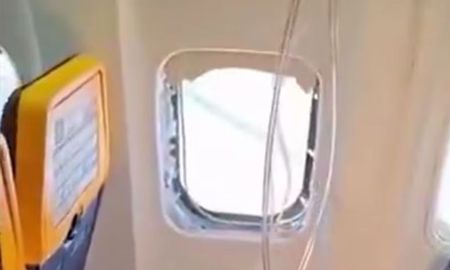 La rotura del panel lateral obligó a los pilotos a cancelar el trayecto programado entre Grecia y Alemania. La rotura del panel lateral obligó a los pilotos a cancelar el trayecto programado entre Grecia y Alemania.