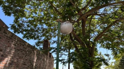 Robos en barrio Judiciales de Santa Fe: arrancan farolas electrificadas y denuncian impunidad
