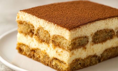 Una torta sin horno con galletitas y dulce de leche, lista en minutos. Una torta sin horno con galletitas y dulce de leche, lista en minutos.