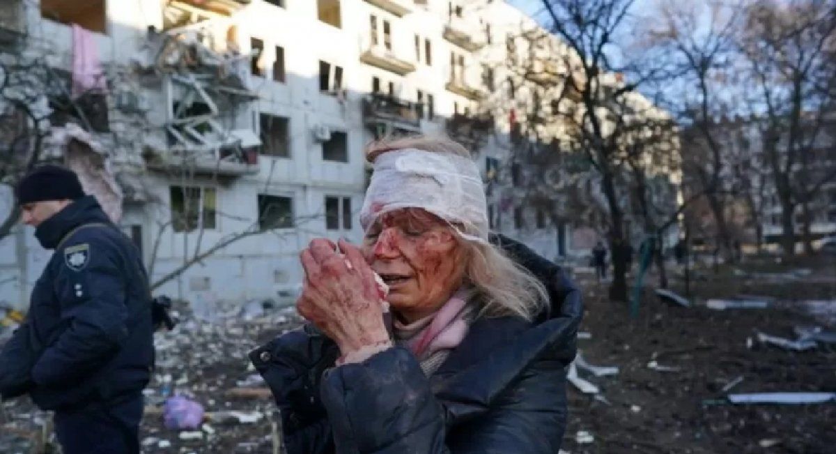 Una mujer herida a consecuencia de un ataque aéreo ruso en Járkov