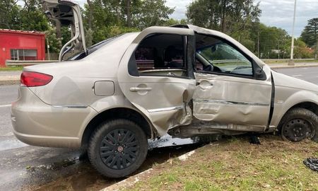 Ruta 1: un violento choque terminó con un auto destrozado Ruta 1: un violento choque terminó con un auto destrozado
