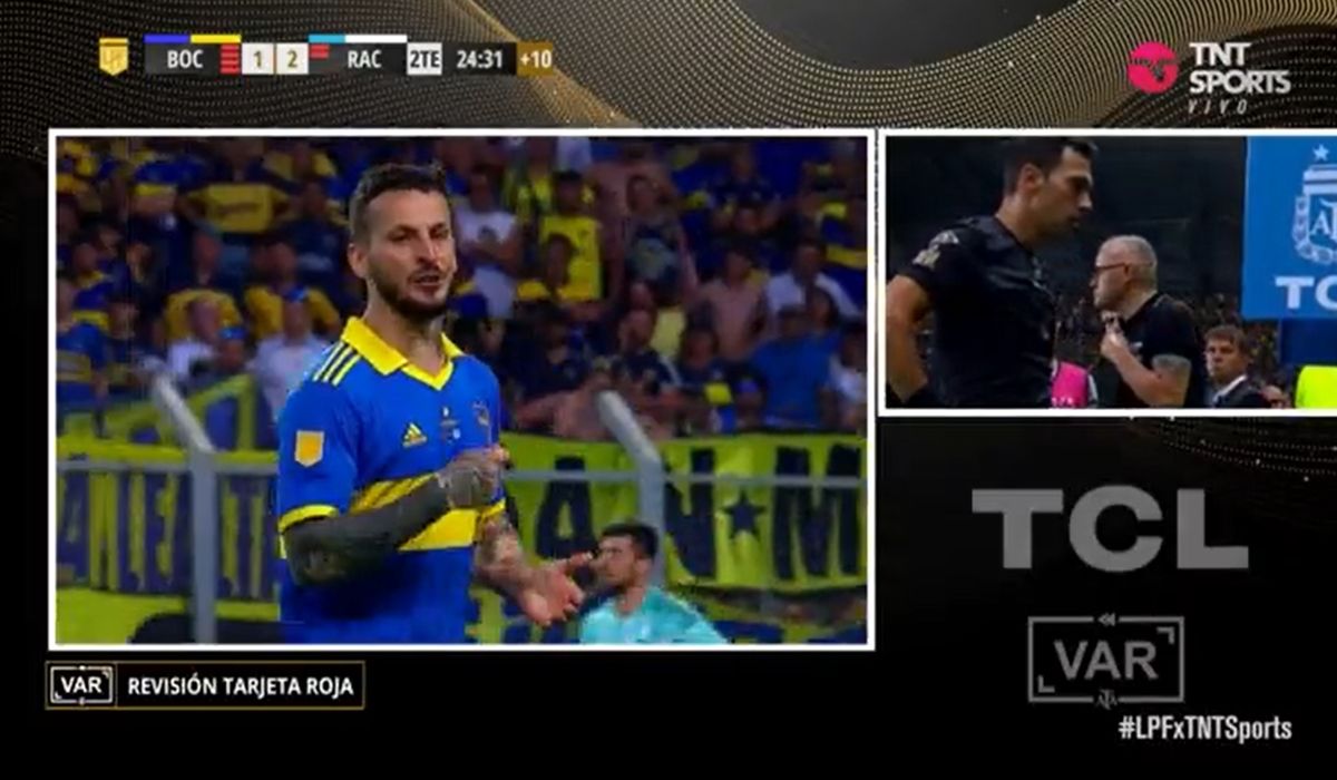 Darío Benedetto fue expulsado en el Trofeo de Campeones entre Racing y Boca por hacer gestos contra el arbitraje.