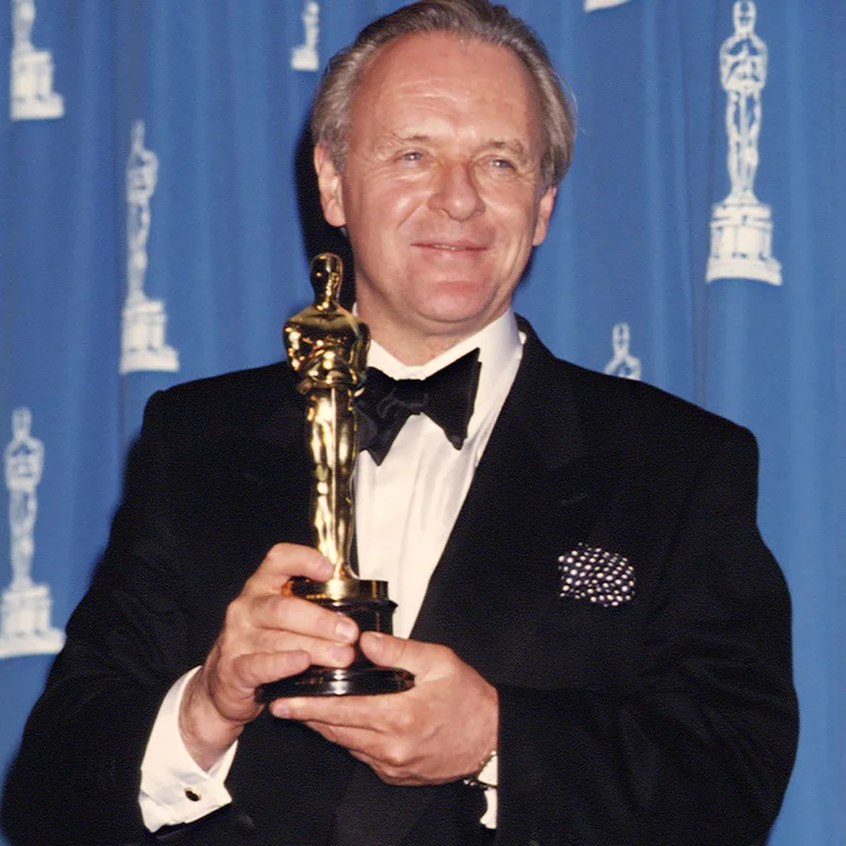 Anthony Hopkins con su primer Oscar: se lo dieron en 1991 por El silencio de los inocentes. Tres d&eacute;cadas despu&eacute;s le otorgar&iacute;an el segundo, por The Father.