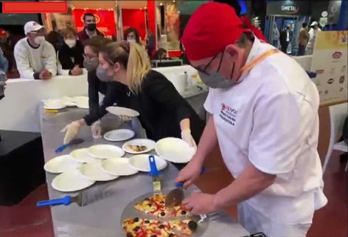 El equipo argentino corta la pizza clásica para llevársela al jurado.
