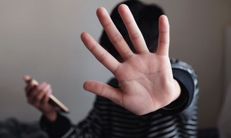 Se detectaron caso donde los chicos se endeudan y después les han pedido fotos de contenido sexual para el pago de la deuda generada por esa apuesta, afirman desde la Defensoría del Pueblo de Santa Fe. Se detectaron caso donde los chicos se endeudan y después les han pedido fotos de contenido sexual para el pago de la deuda generada por esa apuesta, afirman desde la Defensoría del Pueblo de Santa Fe.