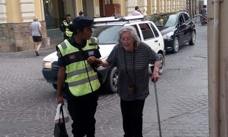 Policía ayudó a una abuelita a cruzar la calle y se volvió viral