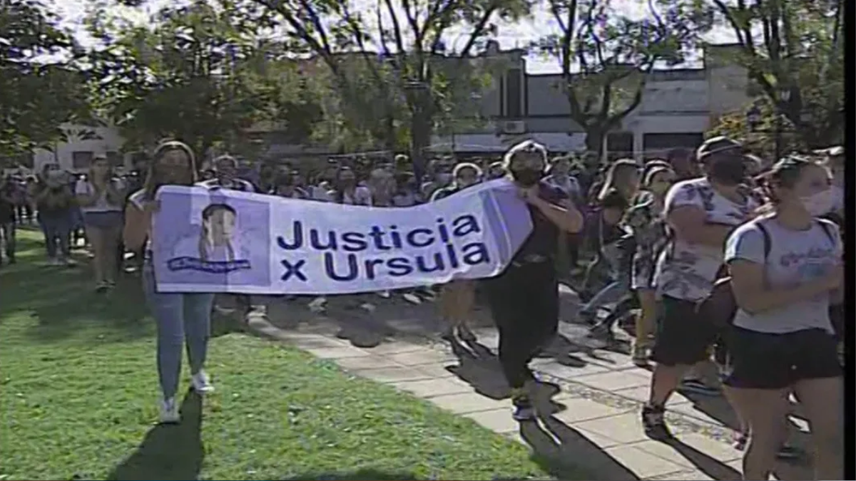 La muerte de Úrsula generó indignación en los vecinos que salieron a manifestarse. 
