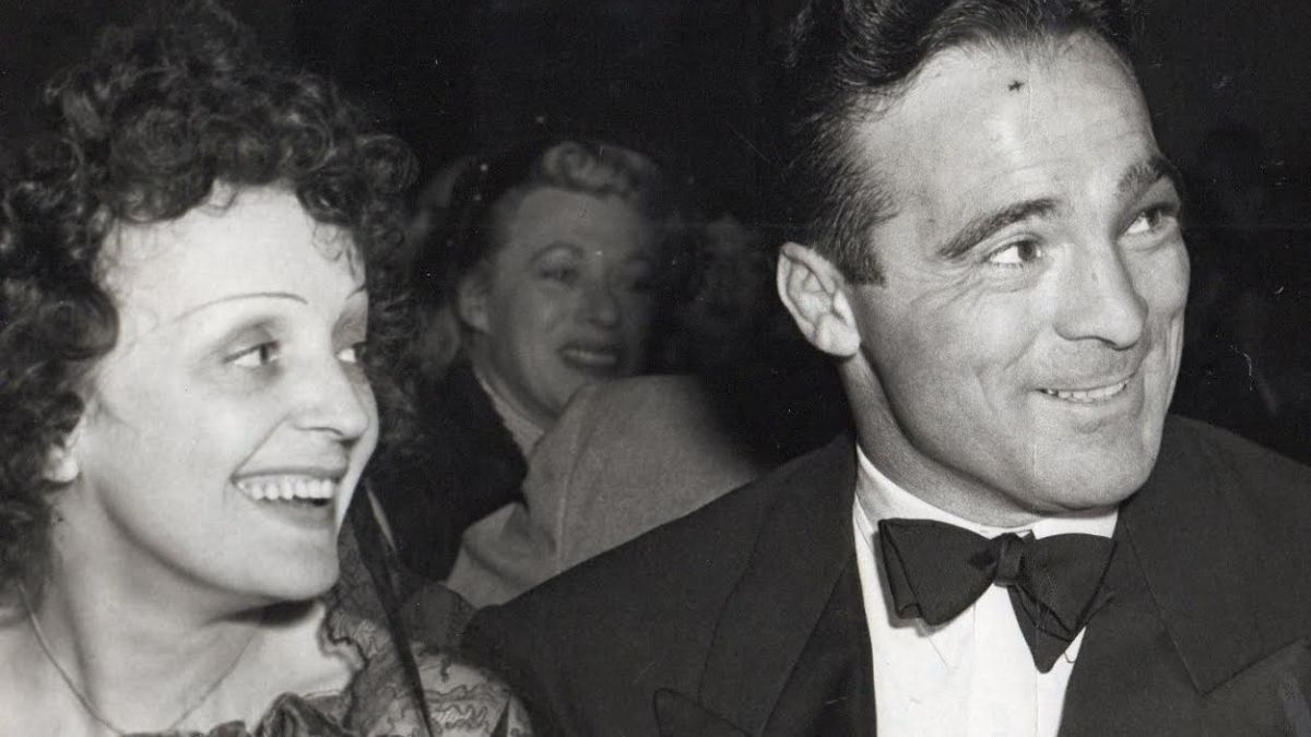 En una de las incontables cartas que Piaf le escribió a Cerdan, dio otra acabada muestra de lo que sentía por él: “Yo te amo irracionalmente, anormalmente, locamente, y nada puedo hacer para evitarlo. La culpa es tuya, sos magnífico. Abrazame con el pensamiento entre tus brazos, y pensá que nada cuenta en el mundo, aparte de vos y yo”. En una de las incontables cartas que Piaf le escribió a Cerdan, dio otra acabada muestra de lo que sentía por él: “Yo te amo irracionalmente, anormalmente, locamente, y nada puedo hacer para evitarlo. La culpa es tuya, sos magnífico. Abrazame con el pensamiento entre tus brazos, y pensá que nada cuenta en el mundo, aparte de vos y yo”.