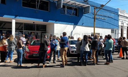 Este jueves al medio día los trabajadores de la Dirección Provincial de Vivienda y Urbanismo, dependiente del Ministerio de Infraestructura, Servicios Públicos y Hábitat; volvieron a manifestar en la puerta de la dependencia pública. Este jueves al medio día los trabajadores de la Dirección Provincial de Vivienda y Urbanismo, dependiente del Ministerio de Infraestructura, Servicios Públicos y Hábitat; volvieron a manifestar en la puerta de la dependencia pública.