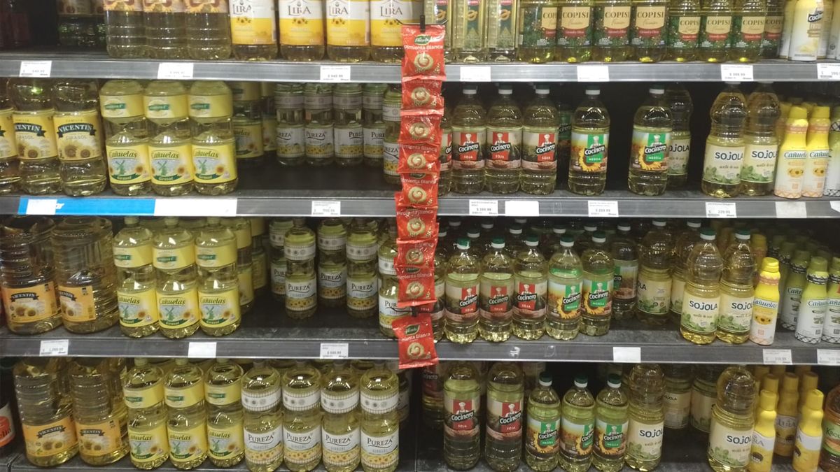 Las botellas de 1.5 ltrs. de aceite con “Omega 9” o “Blend” pueden conseguirse en supermercados desde los 1.068 a los 1.299 pesos.