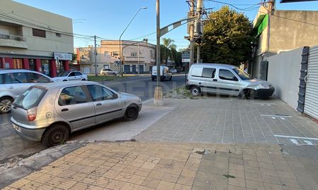ciudad de santa fe: un fuerte choque termino con dos vehiculos subidos a la vereda y una anciana en el cullen ciudad de santa fe: un fuerte choque termino con dos vehiculos subidos a la vereda y una anciana en el cullen