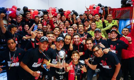 Atlas derrotó a León por penales y se consagró campeón del fútbol mexicano después de 70 años. Con Diego Cocca como entrenador, el equipo de Guadalajara también cuenta con Gonzalo Maroni, Julio Furch, Hugo Nervo y Franco Troyansky. Atlas derrotó a León por penales y se consagró campeón del fútbol mexicano después de 70 años. Con Diego Cocca como entrenador, el equipo de Guadalajara también cuenta con Gonzalo Maroni, Julio Furch, Hugo Nervo y Franco Troyansky.