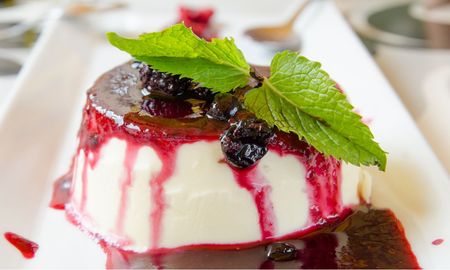 Panna cotta casera, cremosa y con solo 5 ingredientes. Panna cotta casera, cremosa y con solo 5 ingredientes.