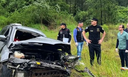 El accidente ocurrió sobre la Ruta Nacional 14, en Campo Viera. El micro cayó al arroyo Yazá luego del impacto frontal con el automóvil. El accidente ocurrió sobre la Ruta Nacional 14, en Campo Viera. El micro cayó al arroyo Yazá luego del impacto frontal con el automóvil.