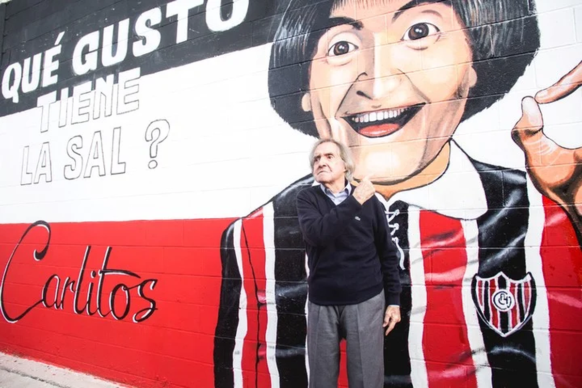 Se descubrió un mural pintado por Jorge Pagliano con los colores rojo, blanco y negro de Chacarita, donde se refleja la frase