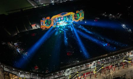 La Renga se presentó el 31 de mayo en el estadio de Colón ante miles de fanáticos. El show estuvo atravesado por un intento de extorsión a la producción. La Renga se presentó el 31 de mayo en el estadio de Colón ante miles de fanáticos. El show estuvo atravesado por un intento de extorsión a la producción.