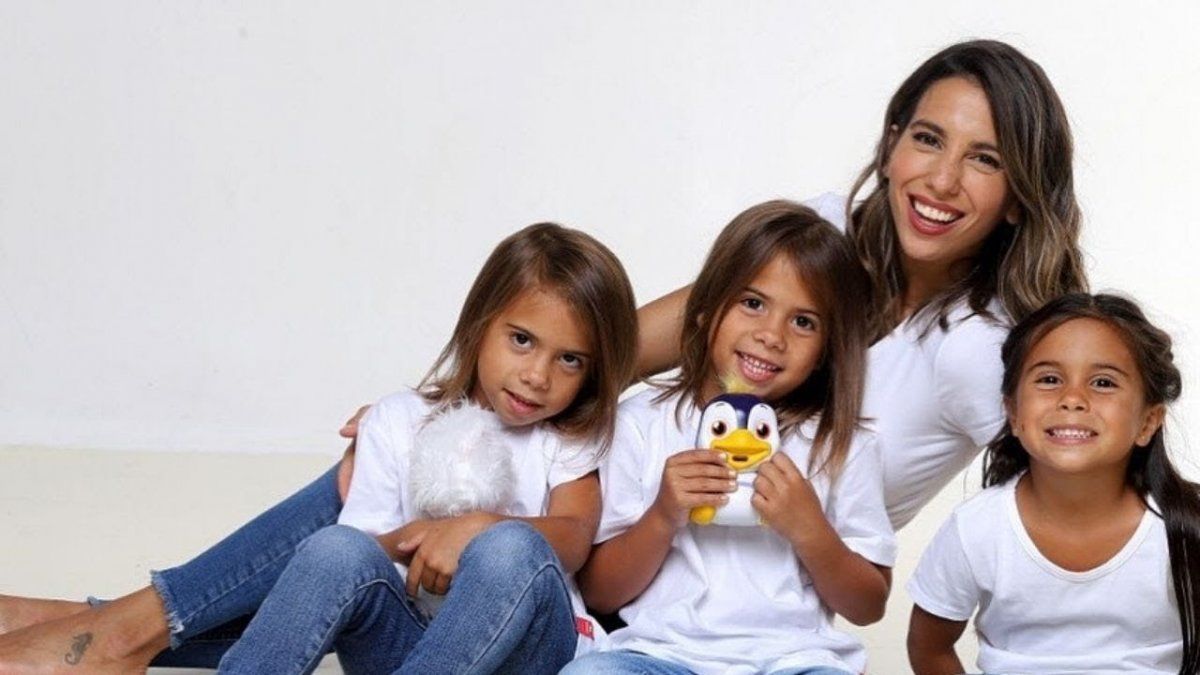 Cinthia Fernández y sus hijas.