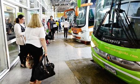 En la terminal de ómnibus de La Plata sólo podrán ingresar las personas que realicen viajes con la documentación requerida. En el ingreso deberán sanitizarse en las cabinas que fueron dispuestas para ese fin y se les tomará la fiebre. En la terminal de ómnibus de La Plata sólo podrán ingresar las personas que realicen viajes con la documentación requerida. En el ingreso deberán sanitizarse en las cabinas que fueron dispuestas para ese fin y se les tomará la fiebre.