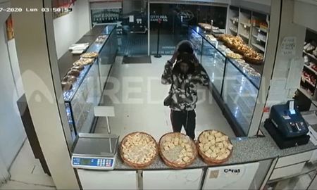 video: entro armado a la panaderia, asalto a la empleada y se fue con una coca video: entro armado a la panaderia, asalto a la empleada y se fue con una coca