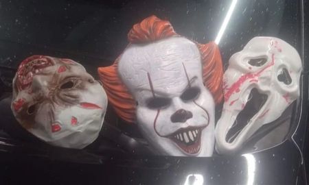 En la recuperación de la camioneta, se secuestraron máscaras de terror con las que cometían los robos. Todo ocurrió en Mar del Plata. En la recuperación de la camioneta, se secuestraron máscaras de terror con las que cometían los robos. Todo ocurrió en Mar del Plata.