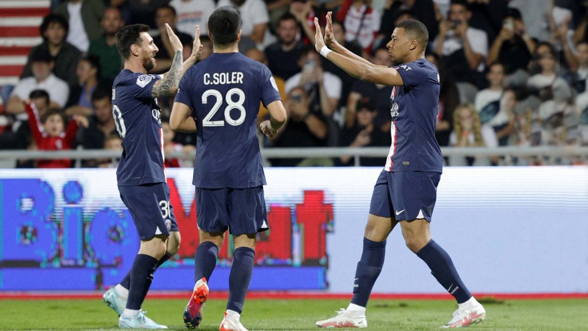 El crack argentino se sentó junto al brasileño Neymar en el banco de suplentes y unos minutos después se dirigió directamente al vestuario.
