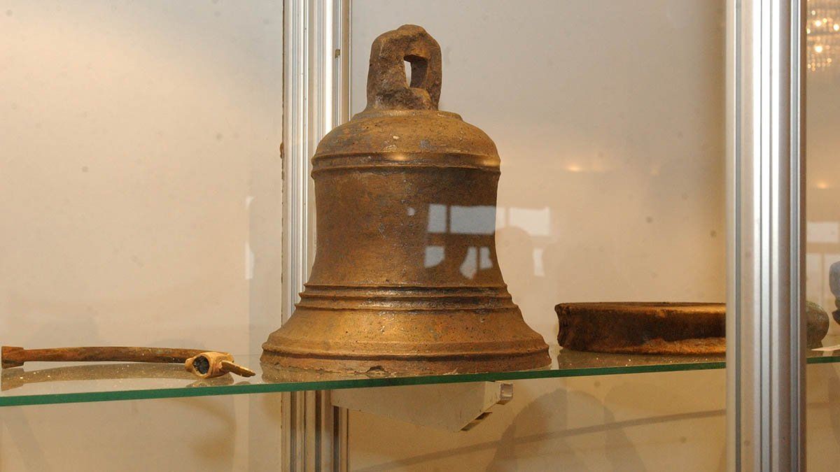Una campana que perteneció al barco Salvador.