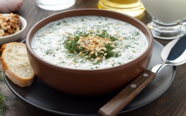 Tarator o sopa fría de yogur. Tarator o sopa fría de yogur.