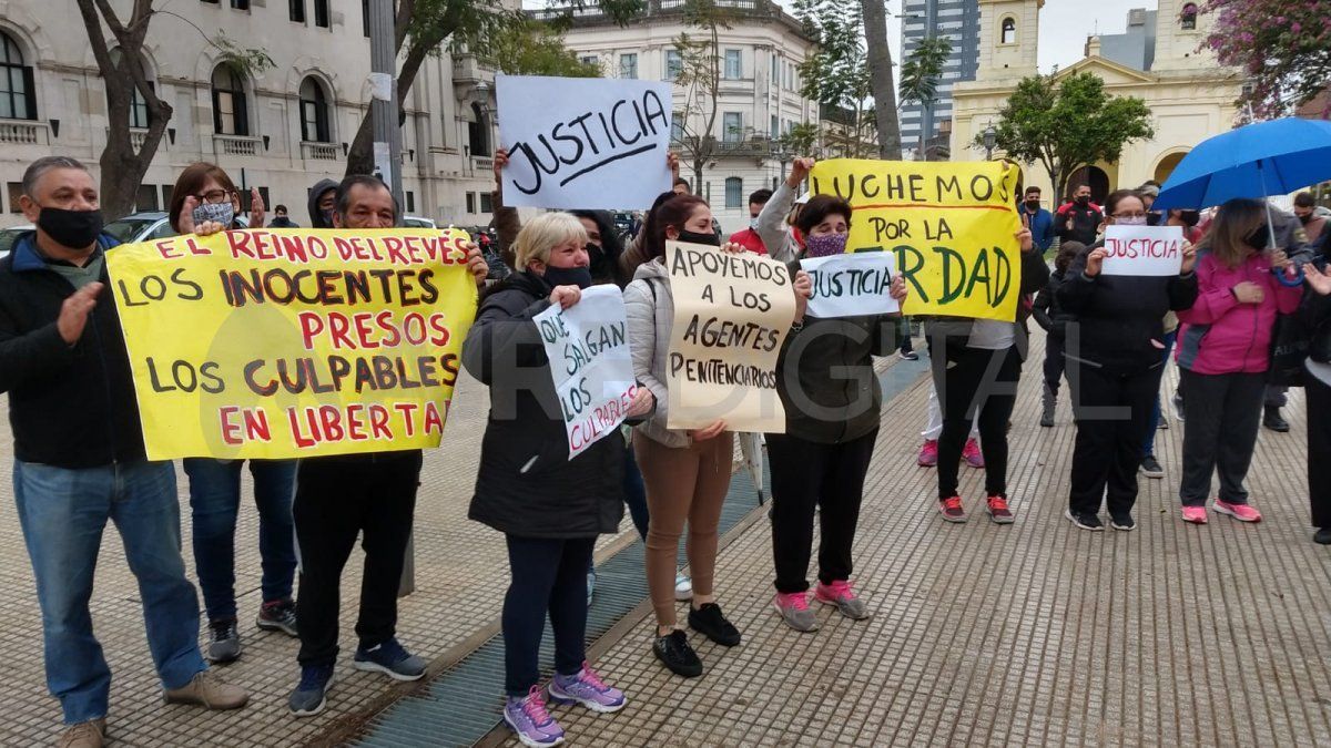 Agentes penitenciarios y familiares se manifestaron en la plaza 25 de Mayo