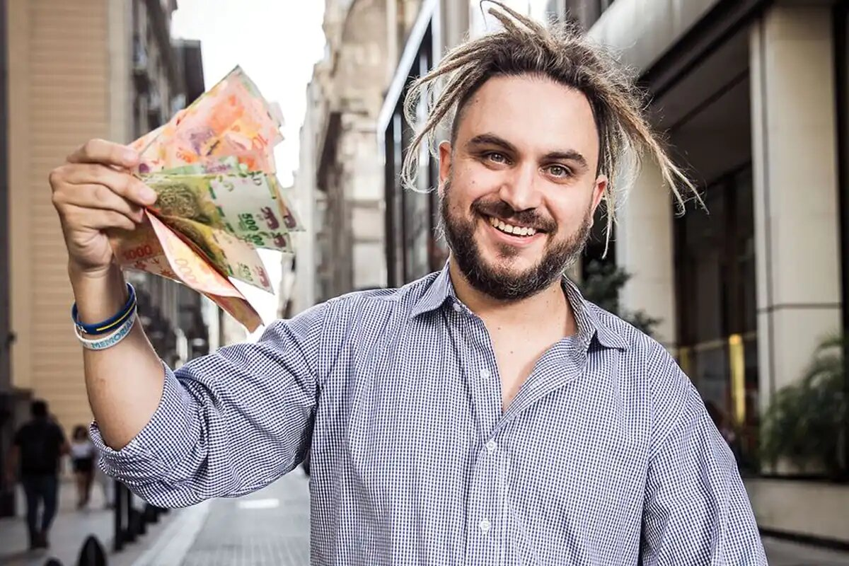 El extraño concurso que lanzó el legislador Ramiro Marra busca que los seguidores “apuesten” por el precio del dólar blue.