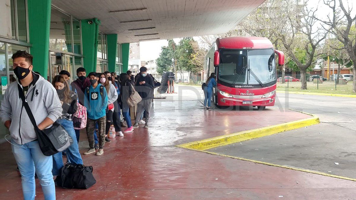 La fila llega hasta la plataforma 1.