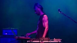 altText(Pacho y las Máquinas: una fusión de texturas electrónicas, punk y sonidos del Litoral)}