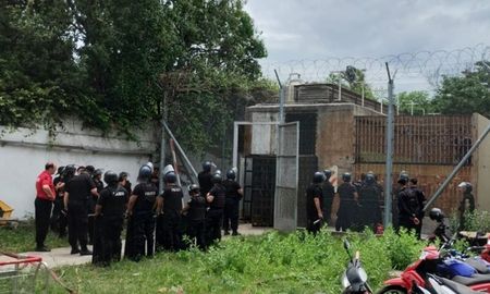 Hubo quema de colchones y disturbios, pero la policía logró controlar la situación. Hubo quema de colchones y disturbios, pero la policía logró controlar la situación.