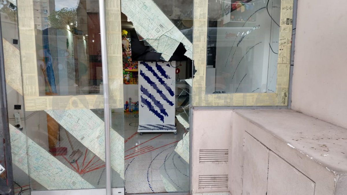 Foro Cultural de la UNL. Rompieron la vidriera y robaron un televisor.