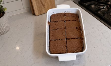 Esta receta de bizcochuelo con banana y cacao se hace en microondas y sin harina. Esta receta de bizcochuelo con banana y cacao se hace en microondas y sin harina.