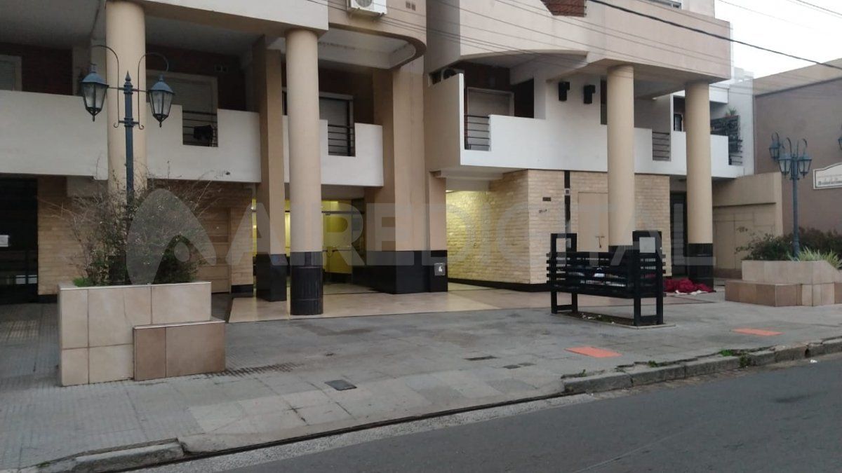 El móvil de Aire de Santa Fe estuvo esta mañana frente al edificio donde los vecinos no salen de su asombro por la gravedad de lo ocurrido.