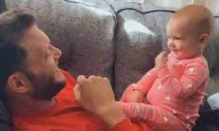 Viral: un bebé trata de comunicarse con su padre sordo usando lenguaje de señas. Viral: un bebé trata de comunicarse con su padre sordo usando lenguaje de señas.