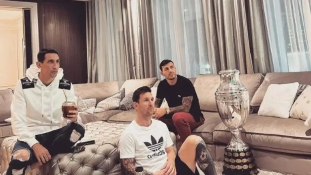 Lionel Messi junto a Ángel Di María y Leandro Paredes en el living de la casa.