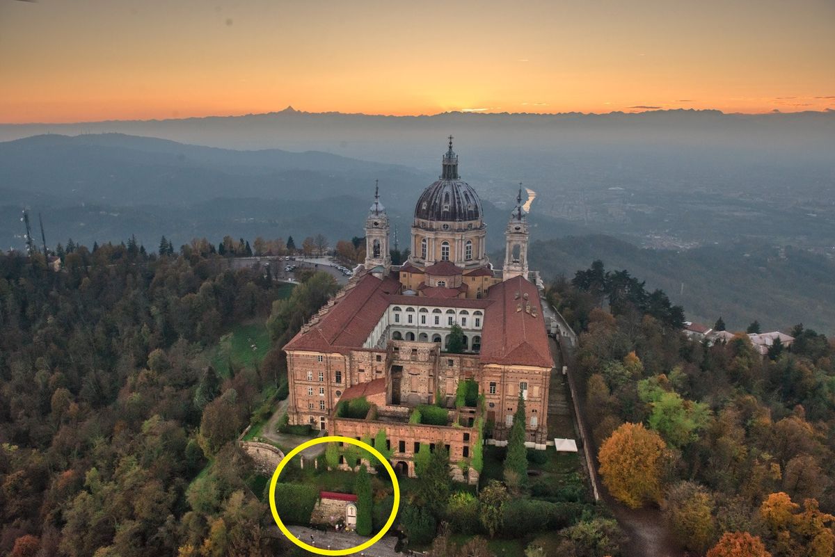 El círculo indica el lugar exacto donde impactó el avión contra el terraplén posterior de la Basílica de Superga –ubicada en la cumbre de la colina homónima– donde, actualmente, hay un memorial que recuerda a las víctimas del accidente. Al fondo, se aprecia la ciudad de Turín. Para arribar al aeropuerto de destino, la aeronave debería haber volado mucho más la izquierda de su trayecto fatal. El círculo indica el lugar exacto donde impactó el avión contra el terraplén posterior de la Basílica de Superga –ubicada en la cumbre de la colina homónima– donde, actualmente, hay un memorial que recuerda a las víctimas del accidente. Al fondo, se aprecia la ciudad de Turín. Para arribar al aeropuerto de destino, la aeronave debería haber volado mucho más la izquierda de su trayecto fatal.
