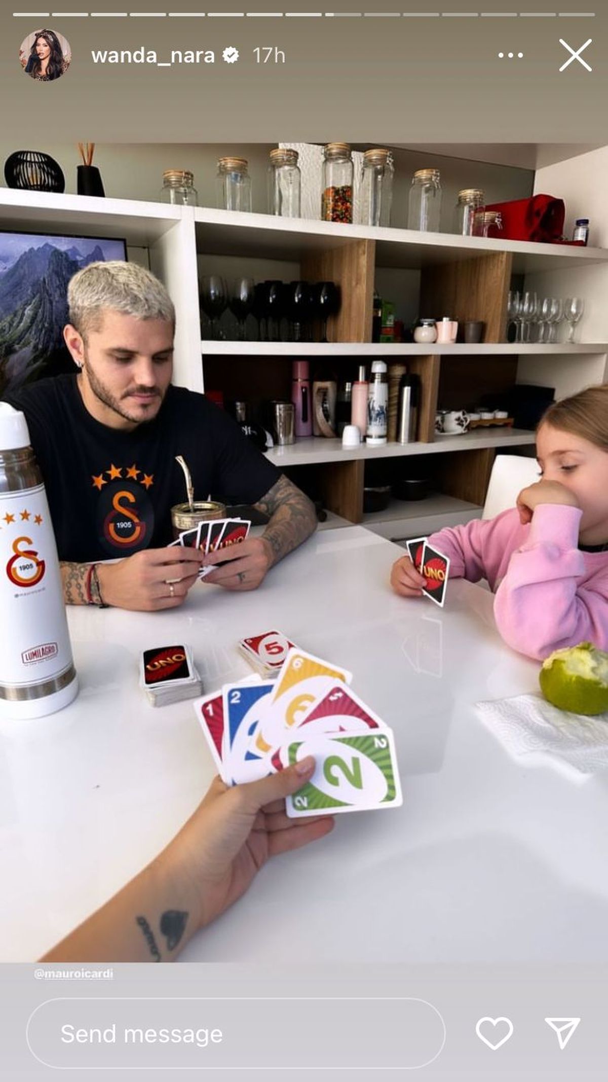 Para pasar el tiempo en la casona, la modelo juega a las cartas con su familia, mientras toman mates. Para pasar el tiempo en la casona, la modelo juega a las cartas con su familia, mientras toman mates.