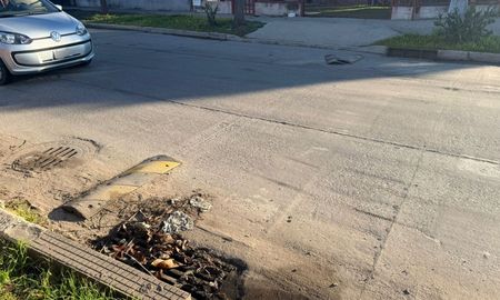 Vecinos de barrio Transporte denuncian que los reductores de velocidad están destruidos y aseguran que hay choques casi todos los días. Vecinos de barrio Transporte denuncian que los reductores de velocidad están destruidos y aseguran que hay choques casi todos los días.