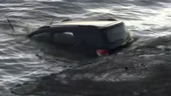 La zona de Costanera Norte carece de barreras de contención en ciertos tramos, lo que permitió que la camioneta se deslizara directamente desde el césped hacia el agua.