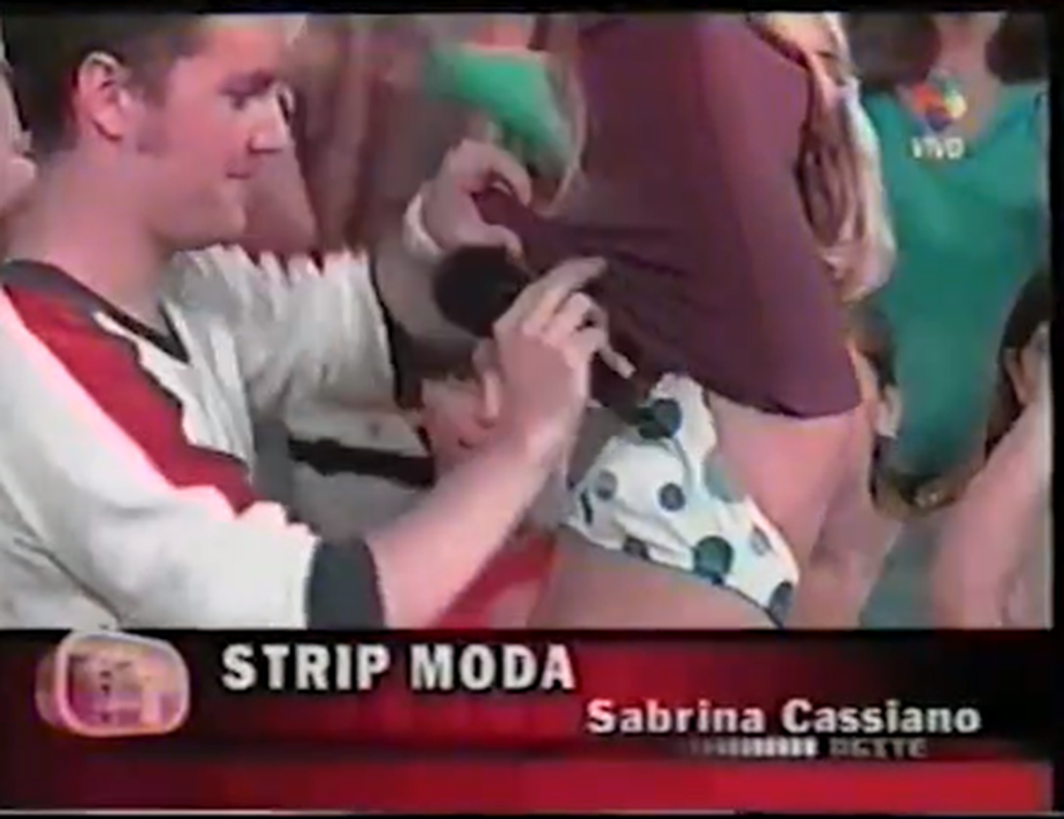 Santiago del Moro desnudando a una mujer en TV.