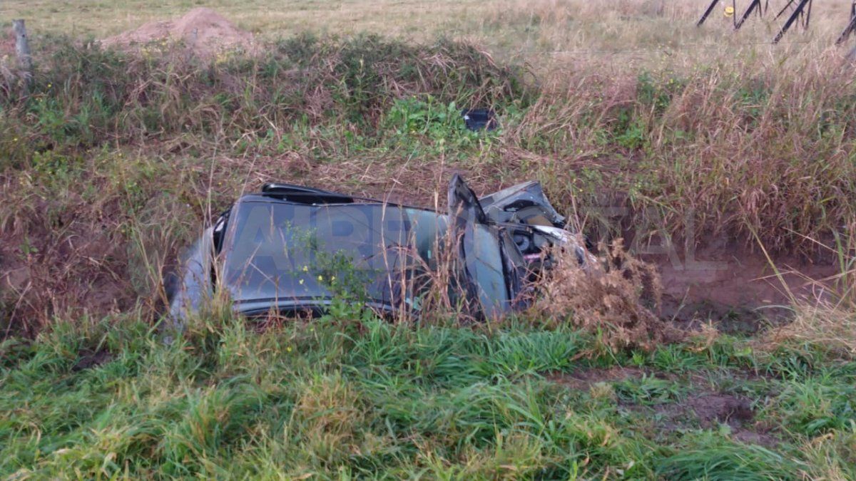 El accidente se produjo cerca de las 6.30 de este lunes cuando el conductor de un Peugeot 306 mordió la banquina y volcó