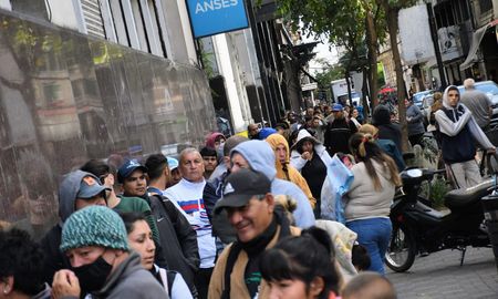 Más de medio millón de personas cobrarán el bono de 45.000 pesos de la Ansés. Más de medio millón de personas cobrarán el bono de 45.000 pesos de la Ansés.