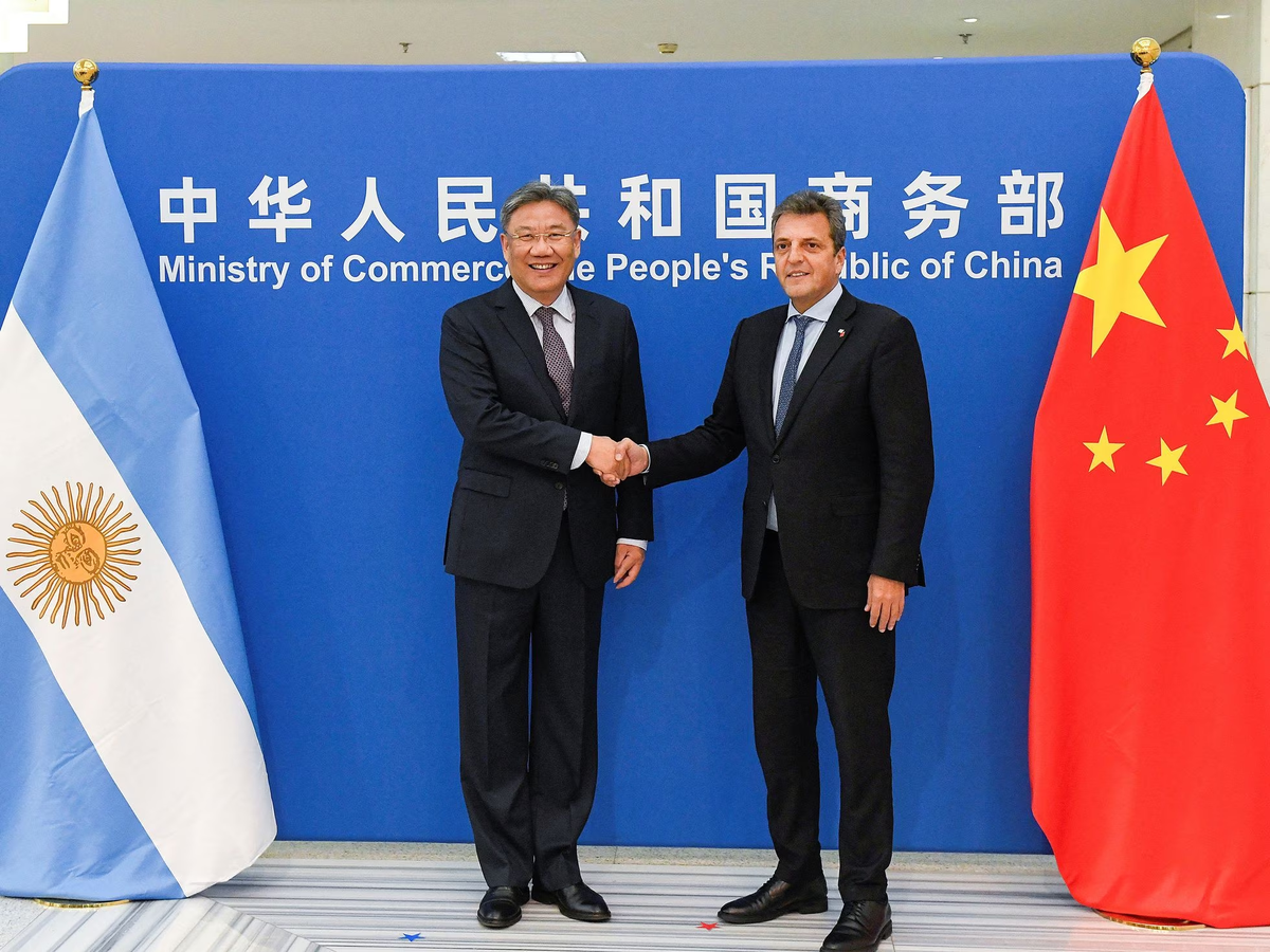 El Ministro de Comercio Wang Wentao sonríe, China ha desplazado a EEUU y Brasil como socios comerciales de Argentina, con un balanza comercial favorable de u$d 10.000 millones / Foto: Télam. El Ministro de Comercio Wang Wentao sonríe, China ha desplazado a EEUU y Brasil como socios comerciales de Argentina, con un balanza comercial favorable de u$d 10.000 millones / Foto: Télam.