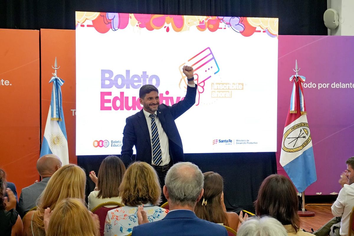 El Ministro de Economía de Santa Fe, Pablo Olivares, destacó que uno de los pilares del esquema actual es el Boleto Educativo Gratuito, sostenido durante la gestión del actual gobernador, Maximiliano Pullaro. El Ministro de Economía de Santa Fe, Pablo Olivares, destacó que uno de los pilares del esquema actual es el Boleto Educativo Gratuito, sostenido durante la gestión del actual gobernador, Maximiliano Pullaro.