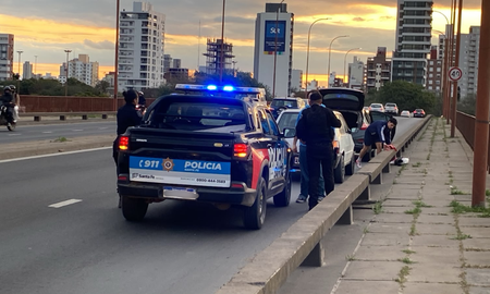 un auto mordió la banquina, rompió una rueda y quedó varado sobre el Puente Oroño.