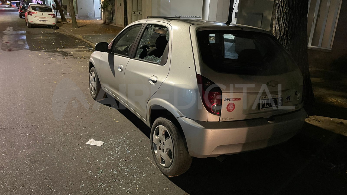 En el interior del vehículo se podían observar panfletos y un importante desorden.